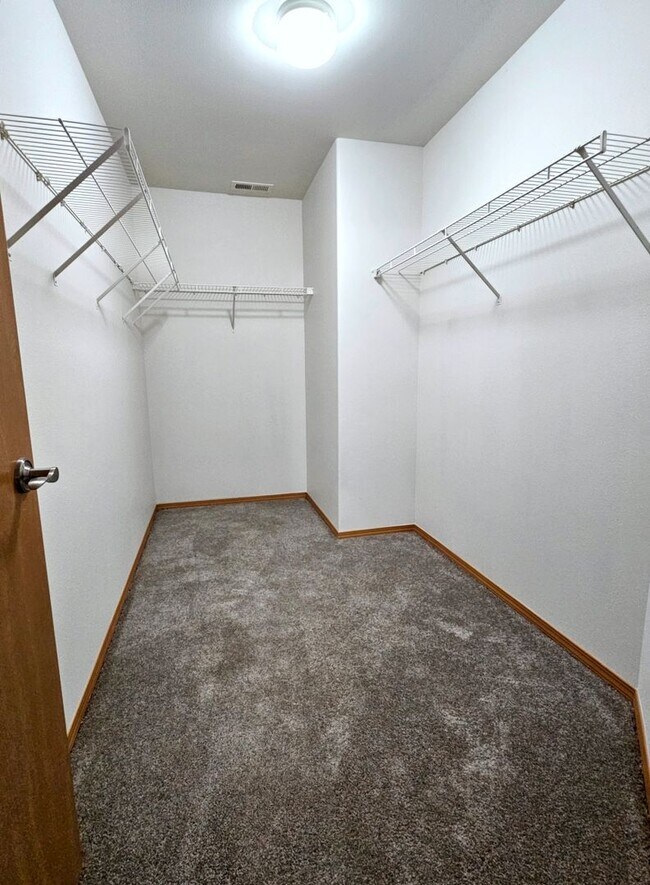 Building Photo - Open, One-Level Living- 4 Bedroom, 2.5 Bath Richland Home with Spacious Backyard