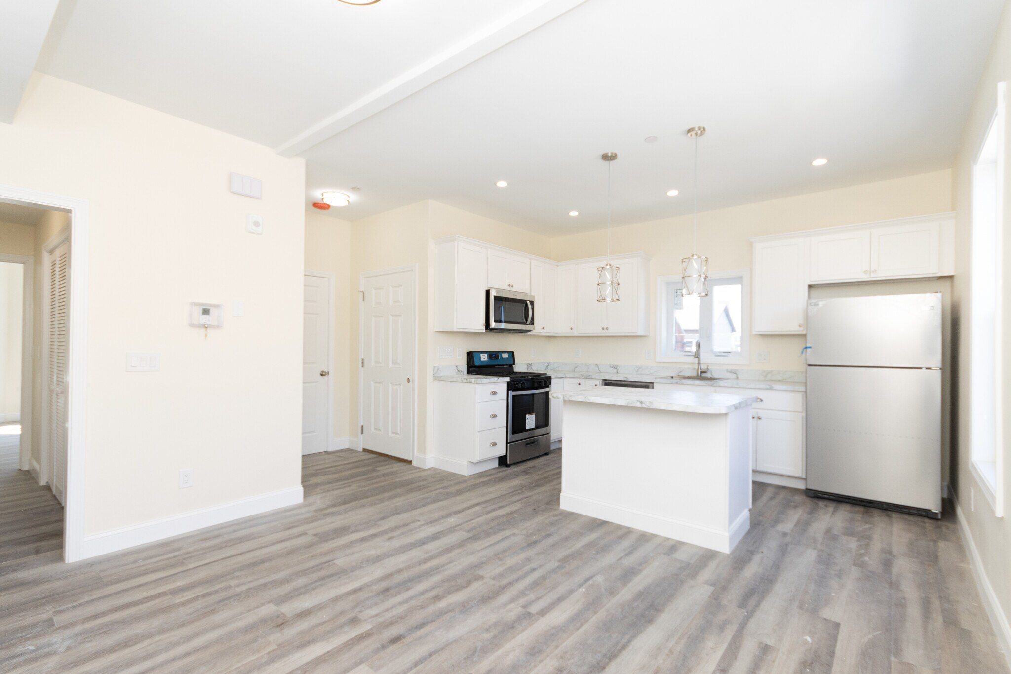 Building Photo - 2 French Ter