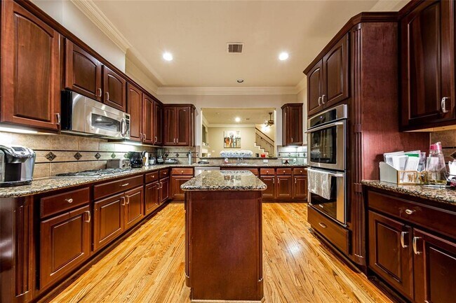 Building Photo - 2938 Royal Oaks Crest