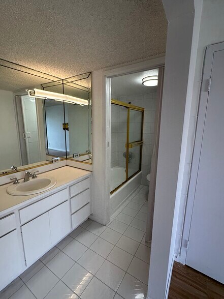 Master bathroom - 17001 N Bay Rd