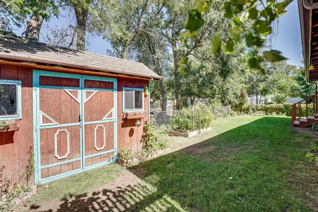 Building Photo - 4 bed, 2 bath Ranch Home near City Park W/ Finished Bsmt & Fenced Yard!