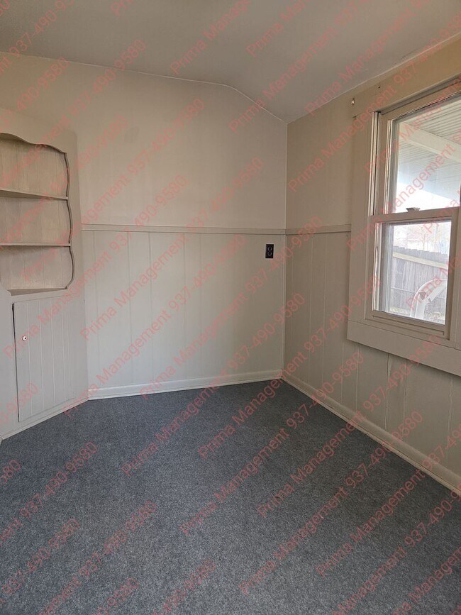 Building Photo - Great 2 bedroom w/detached garage near UD and Miami Valley Hospital!