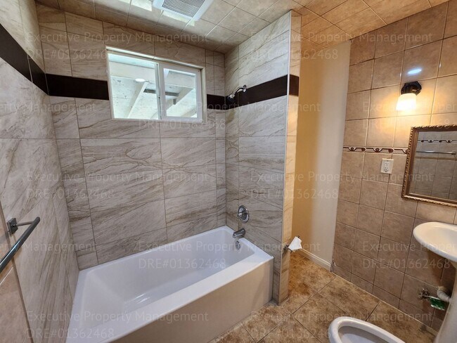 Building Photo - 3 bedroom 1 bathroom near Oswell St/ Virginia Ave