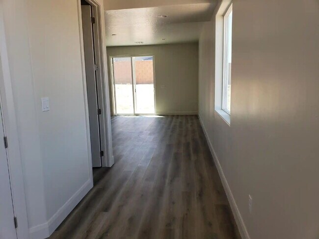 Building Photo - “St. George, Aspen Estates: 5 spacious bed...