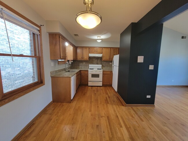Building Photo - 7411 N Claremont Ave
