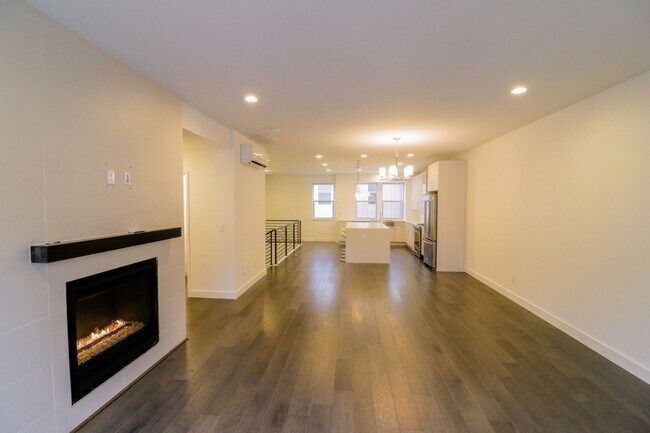 Building Photo - 4bd/3ba Newcastle House
