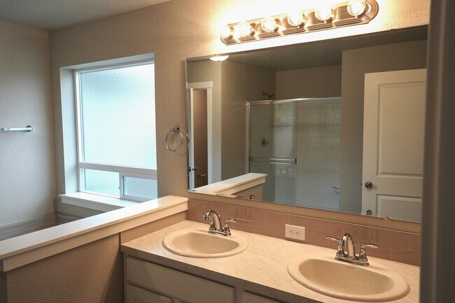 Building Photo - 3154 N Greengate Way