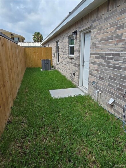 Building Photo - 2809 E Israel Ave