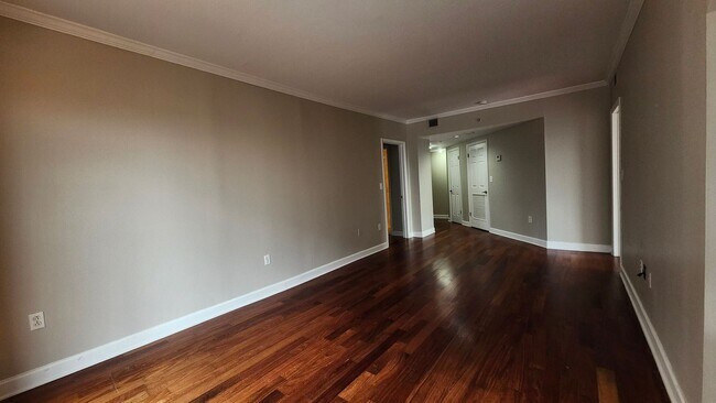 Building Photo - Spacious Midtown Condo with 2 Bedrooms, 2 Balconies & Internet Included!