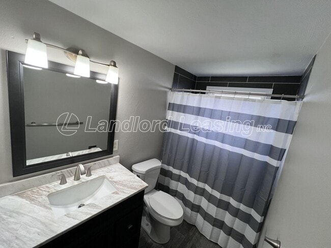 Building Photo - Updated Ranch Duplex in Lorain with Garage