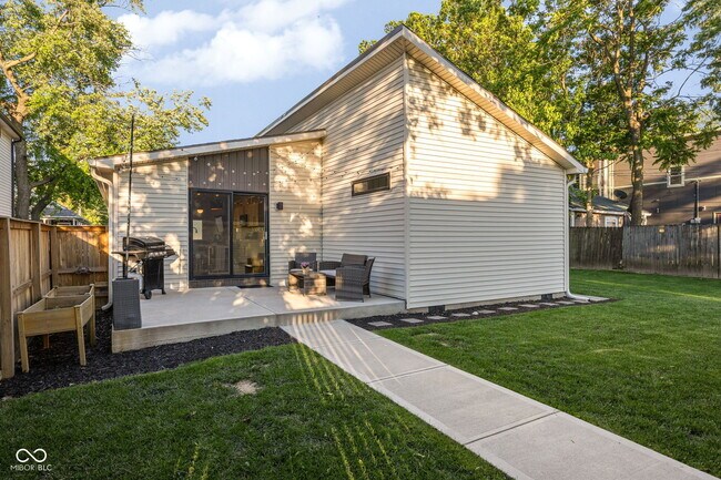 Building Photo - 806 N Beville Ave