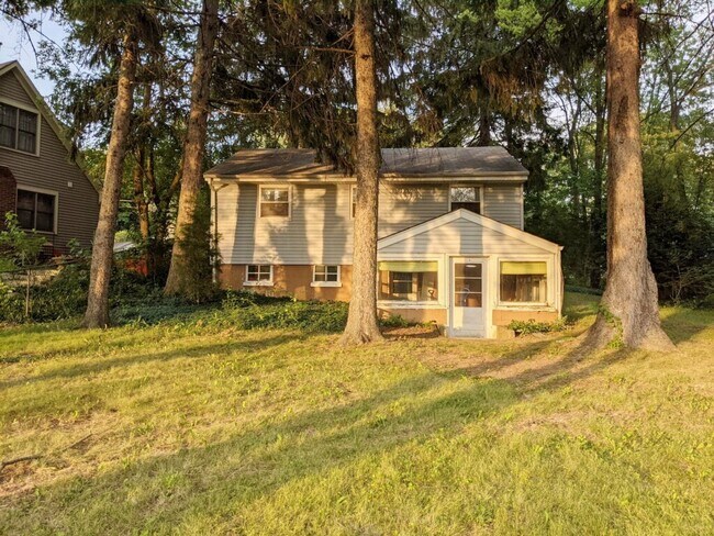 Building Photo - 23940 N Lakeside Dr