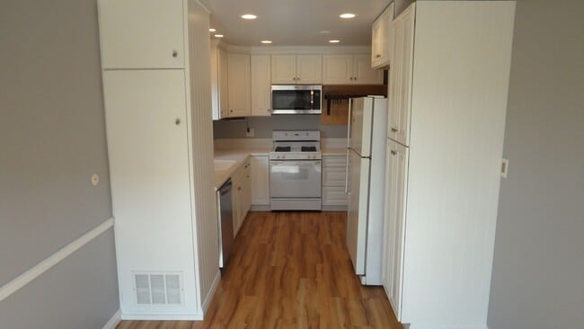 Building Photo - Nicely Updated 1 Bedroom 1 Bathroom, Coco ...