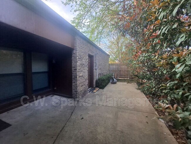 Building Photo - 3025 Westforest Dr