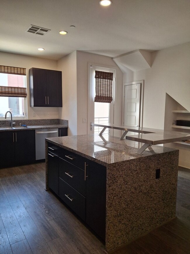 Building Photo - Beautiful Townhome in Civita Mission Valle...