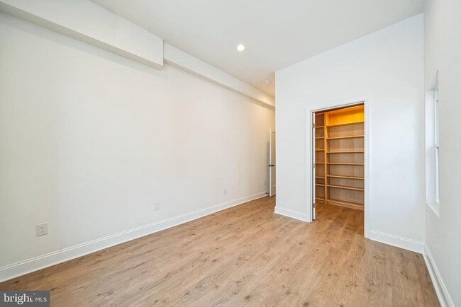 Building Photo - 840 Leland St