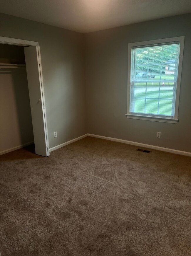 Building Photo - 2413 Shawnee Dr