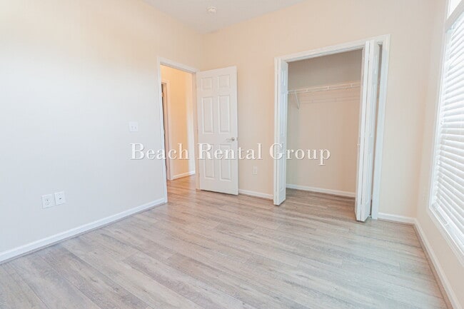 Building Photo - 3 Bedroom End Unit w/ Screened-In Balcony