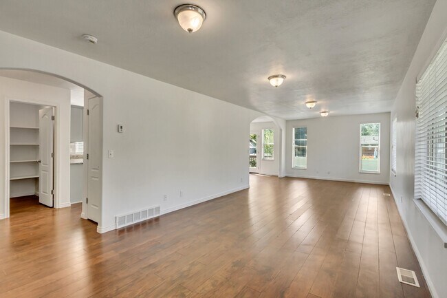 Building Photo - 8637 Goldenrain Cir