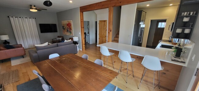 Building Photo - Furnished 3 Bed 2.5 Bath Walk to downtown-...