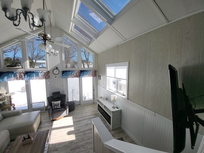 Building Photo - 347 Lake St