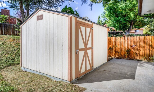 Building Photo - Charming 3 Bed Home Centrally located, Lar...