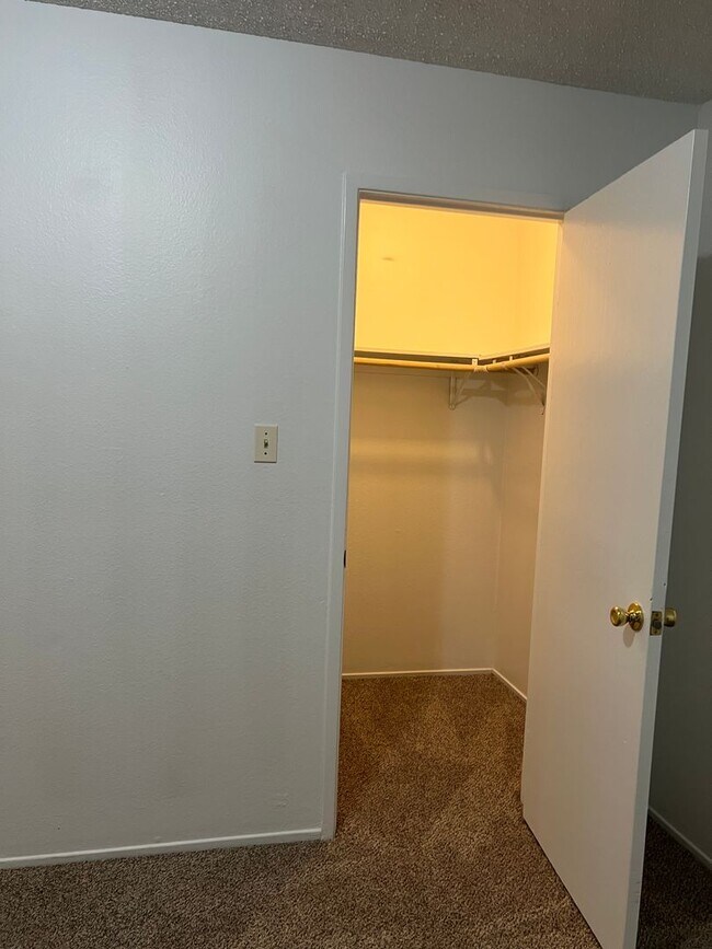 Building Photo - Available NOW! Cute Duplex in North Highla...