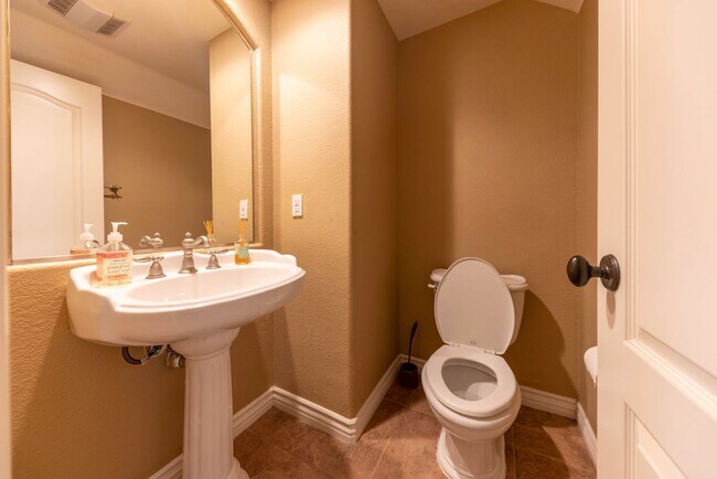 Building Photo - Beautiful 4 Bedroom 4 Bath House with Pool & Spa in Arroyo Vista