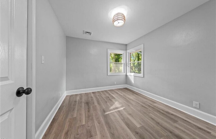 Building Photo - 1557 N Great Neck Rd