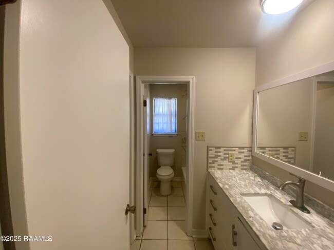 Building Photo - 2437 Bernwood Dr