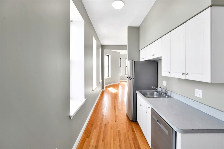 Building Photo - 5 Forest St