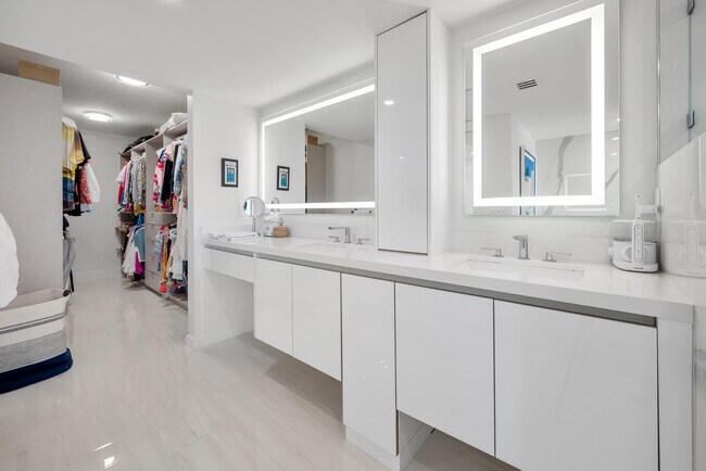 Building Photo - 100 SE 5th Ave