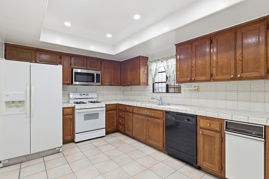 Building Photo - 1348 N Orange Dr