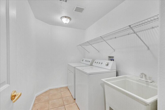 Building Photo - 881 Brunellos Ave