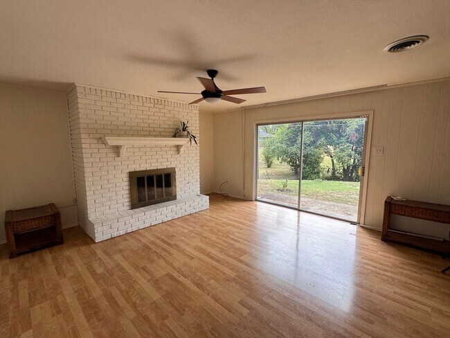 Building Photo - 1608 Northcrest Dr