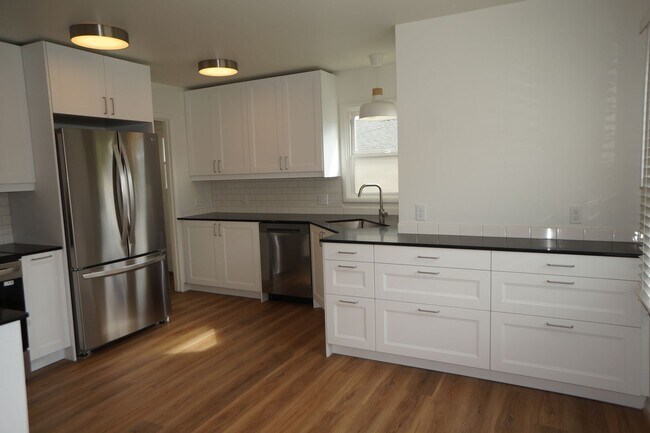 Building Photo - SE Portland 3-bedroom remodeled Bungalow