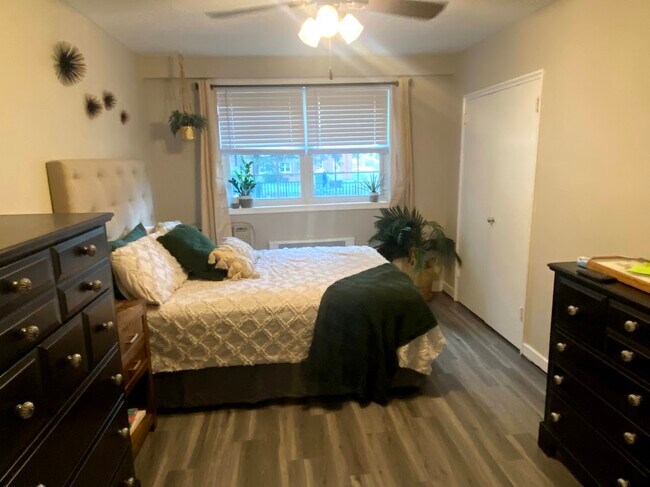 Bedroom with a courtyard view - 201 N Trenton St