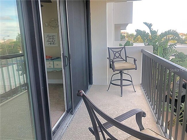 Building Photo - 400 Island Way