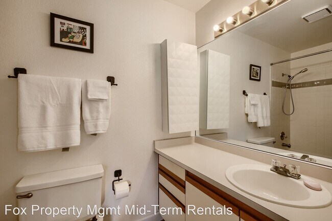 Building Photo - 2 br, 2 bath House - 565 Manhattan Dr #202