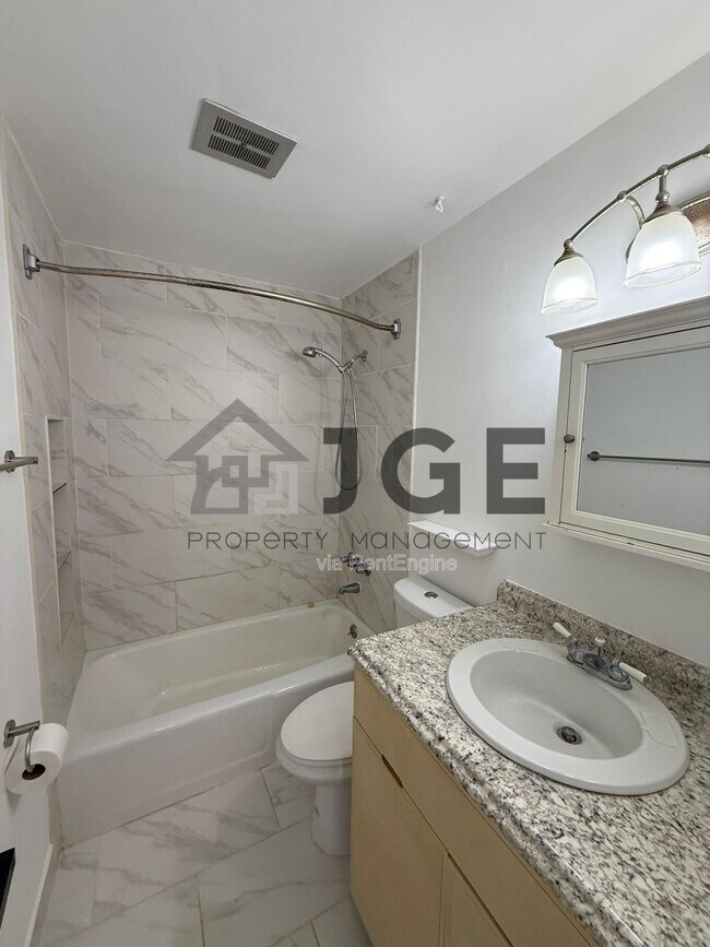 Building Photo - 810 Lake Shore Dr