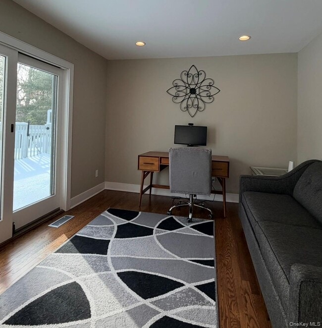 Building Photo - 10 Skyes Neck Ct