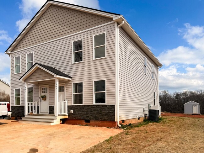 Building Photo - 303 R C Thompson Rd