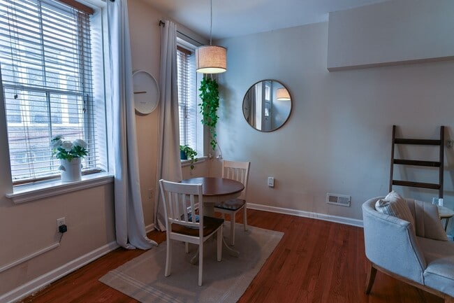 Building Photo - Beautiful 3 Bedroom on Vine St