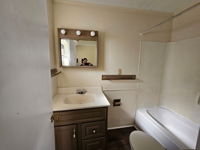 Building Photo - Spacious 3 bedroom 1 bathroom Apartment for rent!