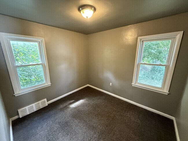Building Photo - 182 Crystal Lake Dr