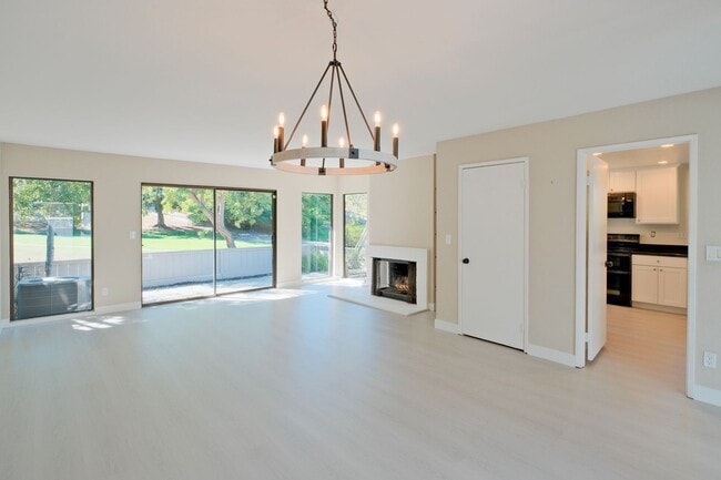 Building Photo - Spacious 3 Bedroom 2 Bath townhome for ren...