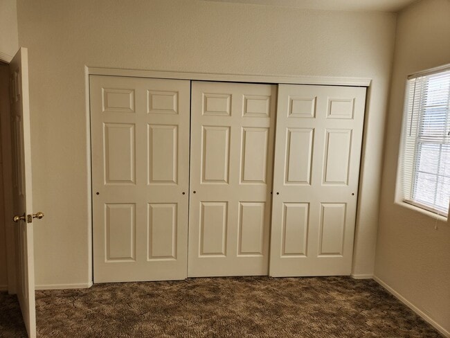 Building Photo - Rare Ground Level Unit - 2 Bed / 1 Bath w/private yard