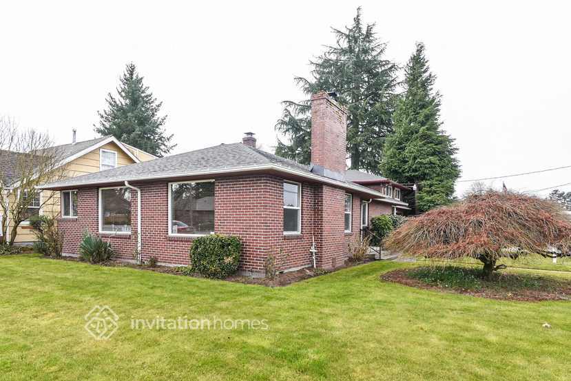 Building Photo - 1706 3rd Ave NW