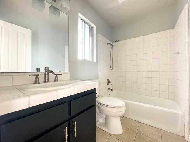 Building Photo - Spacious Studio near Carlsbad Village!