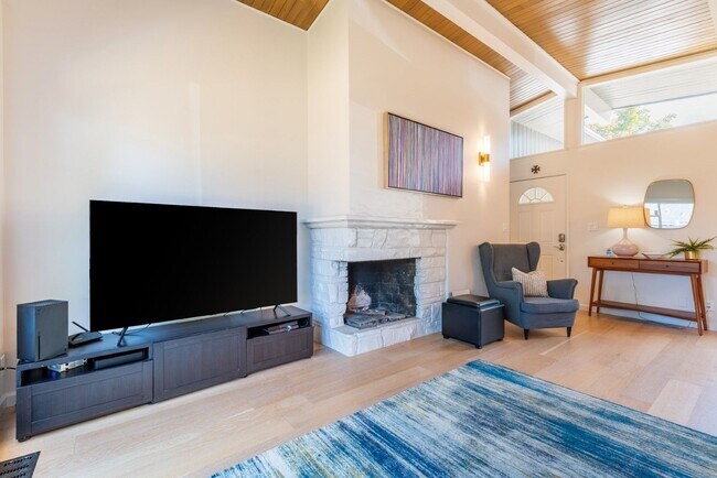 Building Photo - 4bd/1.75ba Shoreline Home